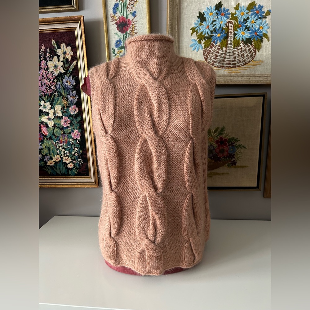 Ladies sleeveless top. Part mohair. Size XL